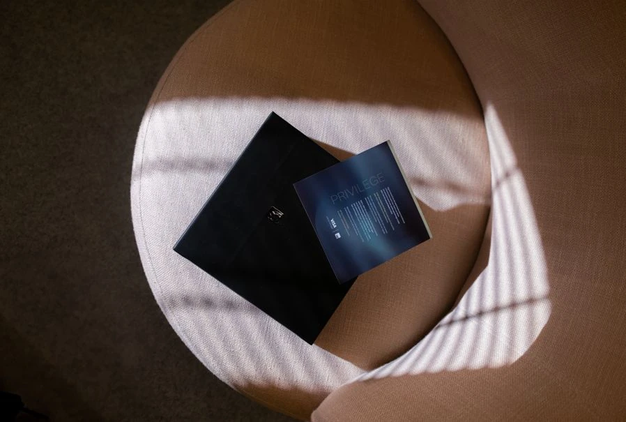 Kit real do Cartão XP Visa Infinite Privilege em registro de lançamento de 2025.